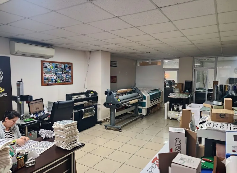 Sobe Reklam Kartal üretim atölyesi — baskı ve kesim salonu