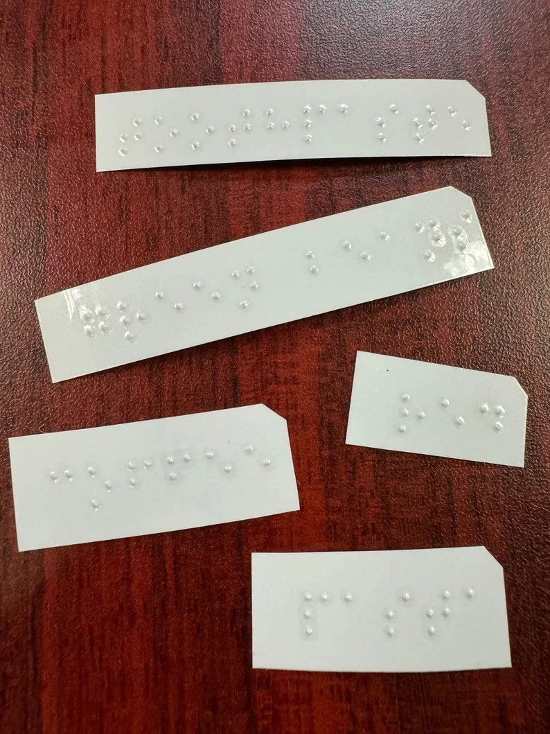 Braille kabartma etiket — görme engelliler için erişilebilir etiket
