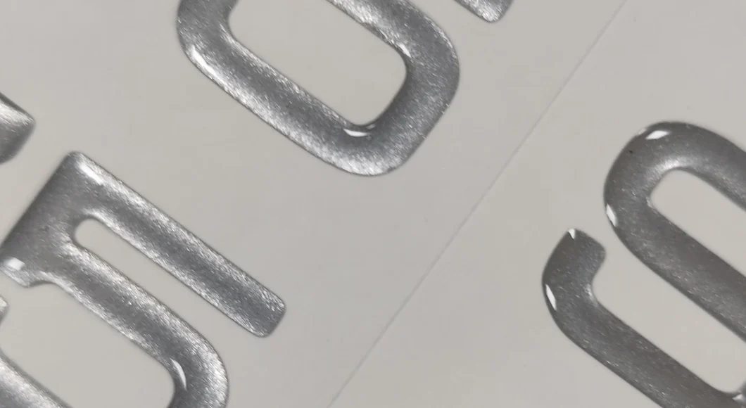 Krom varak kaplı üç boyutlu harf etiketleri — yüzeyden yükselen 3D logo