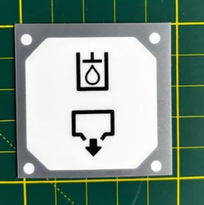 50 x 50 mm Leksan Mat Kumlu (Gri beyaz-Damla + Aşağı Ok) Folyo Türü: 250 Mikron Mat (Kumlu) - (Polikarbon) En (mm): 50 Boy (mm): 50 Baskı Türü: UV BEYAZ + CMYK BASKI Çifttaraflı Bant - Laminasyon: 3M 468 MP Çift Taraflı Bant (130 Mic) resmi
