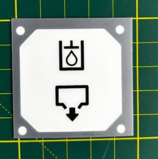 50 x 50 mm Leksan Mat Kumlu (Gri beyaz-Damla + Aşağı Ok) Folyo Türü: 250 Mikron Mat (Kumlu) - (Polikarbon) En (mm): 50 Boy (mm): 50 Baskı Türü: UV BEYAZ + CMYK BASKI Çifttaraflı Bant - Laminasyon: 3M 468 MP Çift Taraflı Bant (130 Mic) resmi