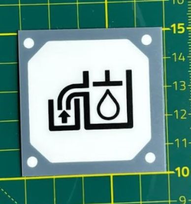 50 x 50 mm Leksan Mat Kumlu (Gri beyaz-Yukarı Ok+Damla) Folyo Türü: 250 Mikron Mat (Kumlu) - (Polikarbon) En (mm): 50 Boy (mm): 50 Baskı Türü: UV BEYAZ + CMYK BASKI Çifttaraflı Bant - Laminasyon: 3M 468 MP Çift Taraflı Bant (130 Mic) resmi