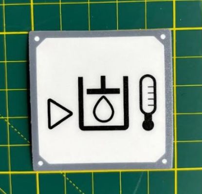 50 x 50 mm Leksan Mat Kumlu (Gri beyaz-Damla+Derece) Folyo Türü: 250 Mikron Mat (Kumlu) - (Polikarbon) En (mm): 50 Boy (mm): 50 Baskı Türü: UV BEYAZ + CMYK BASKI Çifttaraflı Bant - Laminasyon: 3M 468 MP Çift Taraflı Bant (130 Mic) resmi